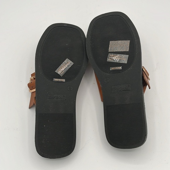 Bamboo Admirable Faux Leather Toe Loop Slide Sandals - Picture 6 of 6